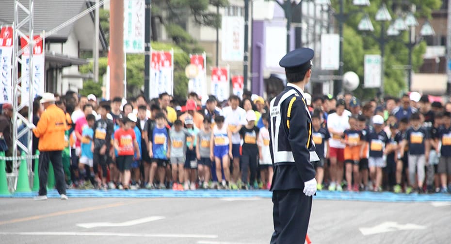 マラソン大会で警備にあたる隊員